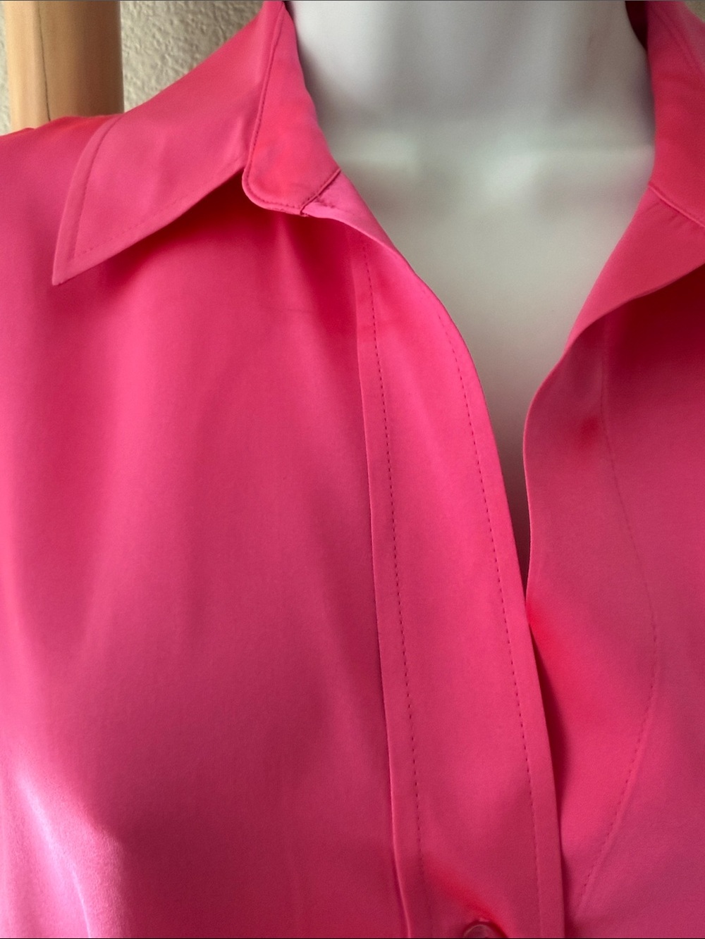 🆕 L'AGENCE | Dani Silk Button-Down Shirt in electric pink - Picture 5 of 11